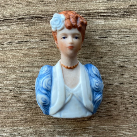 Vintage AVON American Fashion Silhouette Thimble Circa 1930’s  1983 BOX & BAG! - Picture 3 of 5